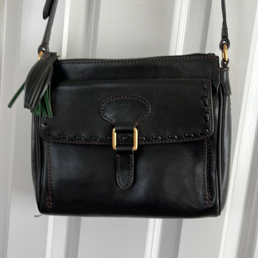 COPY - Dooney Bourke black leather crossbody in excellent condition.
